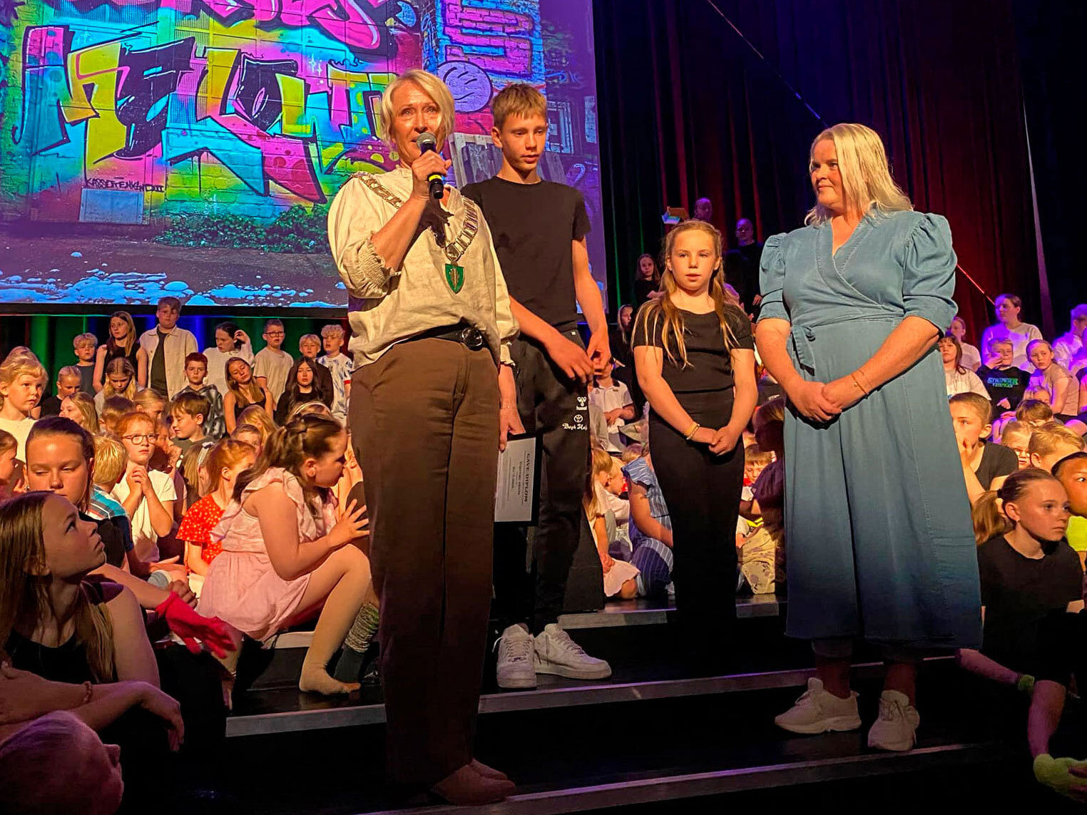 50-års-jubileum-Ordfører-med-mikrofon-1b.jpg