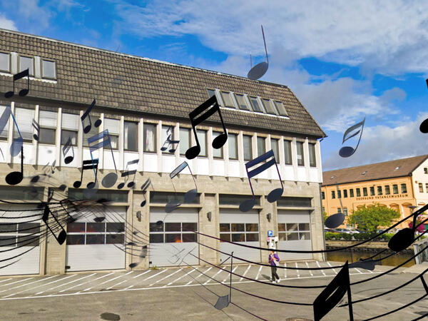 Noter som kommer ut av rådhuset