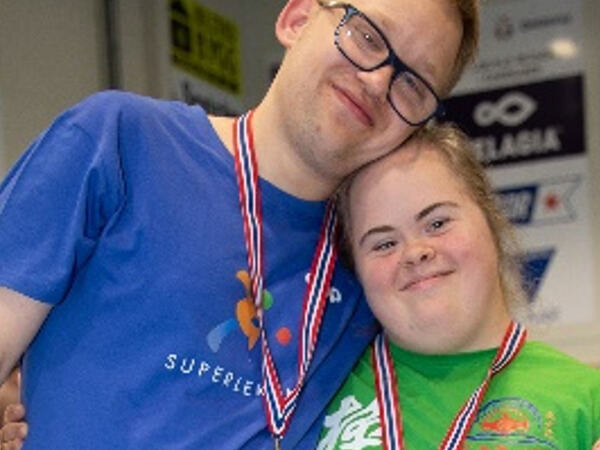 To deltakere på superlekene med medaljer