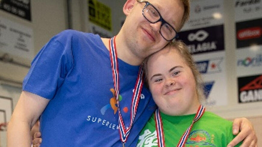To deltakere på superlekene med medaljer