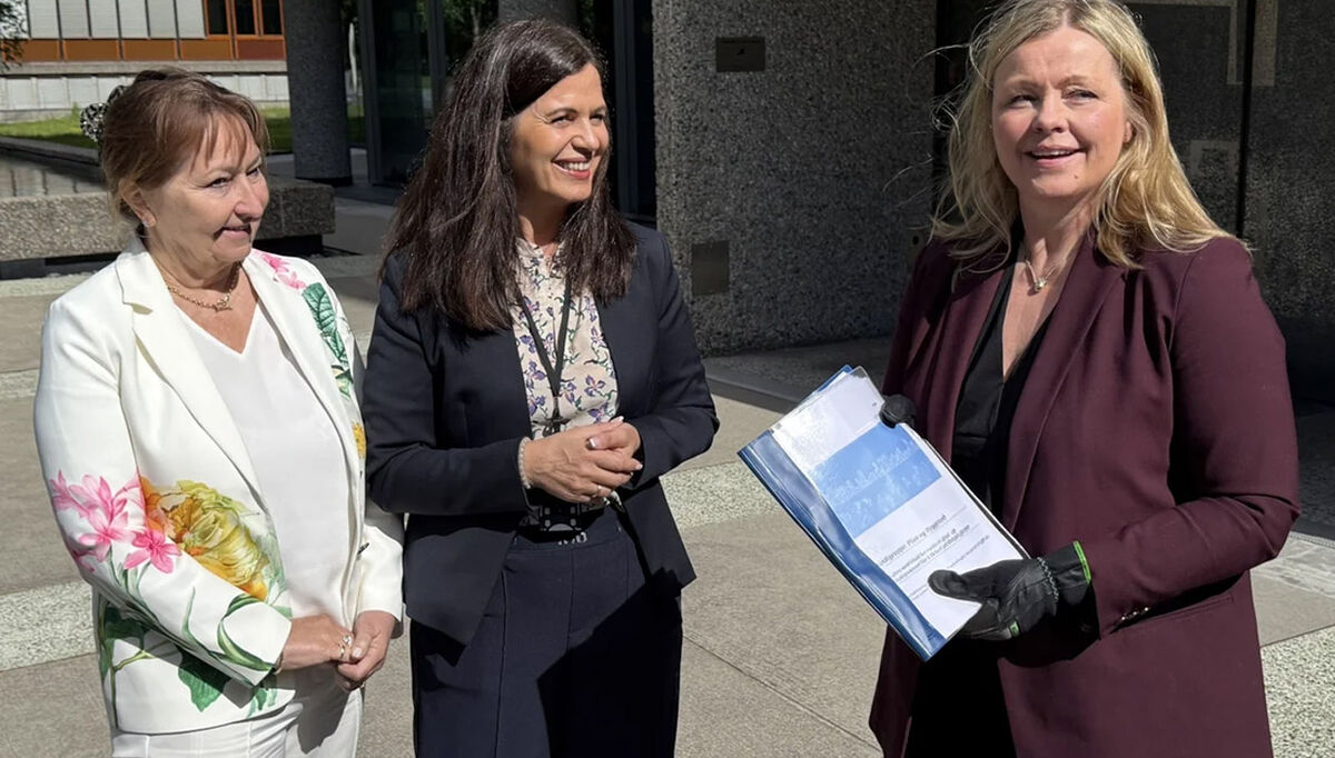 Styreleder i KS, Gunn Marit Helgesen og adm. direktør i NHO Byggenæringen, Nina Solli overrekker bruttolisten til Kommunal- og distriktsminister Kjersti Stenseng. Hun har også fått et par arbeidshansker, som symbol på at det er nå den politiske jobben begynner. Foto: NHO Byggenæringen