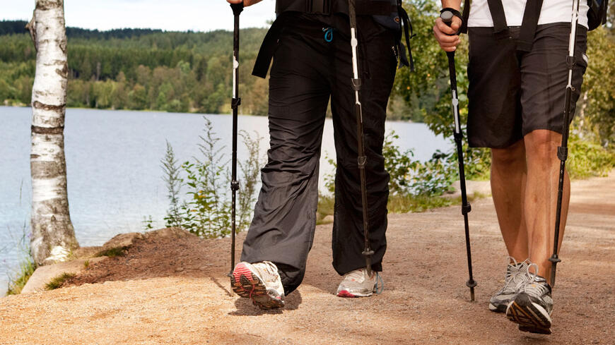 Friskliv med to personer som går en tur i skogen