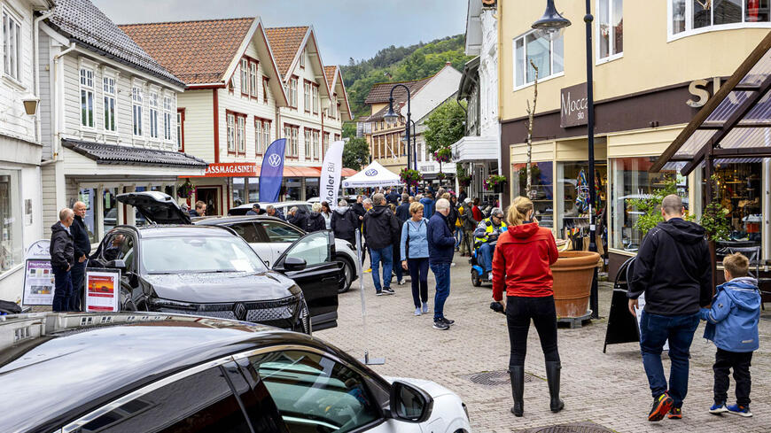 Utstilling av biler i gågata