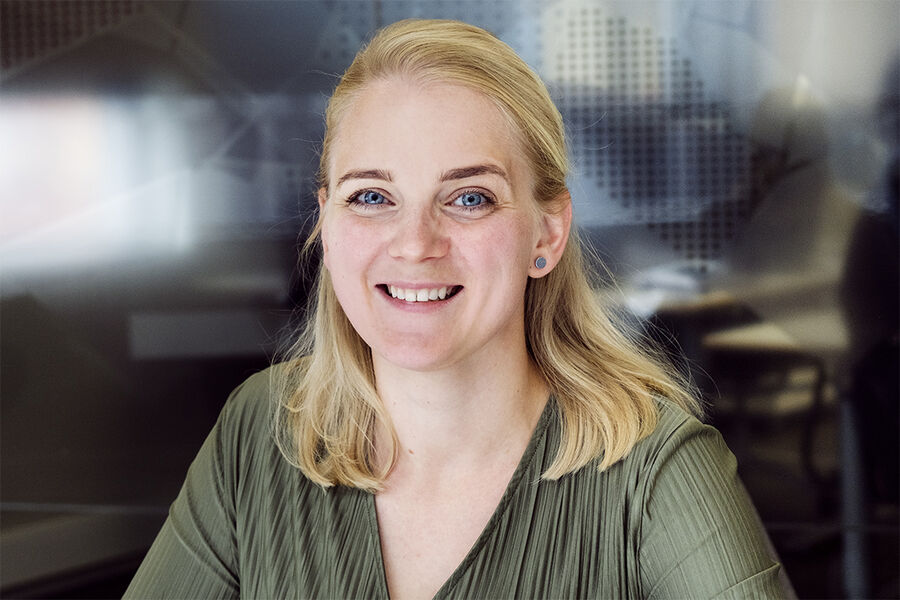 Samtidig som Enova får et tydeligere mandat skal en nye energimerkeordningen tre i kraft 1. januar 2026. – Den største endringen er at oppvarmingskarakteren fjernes, og energibærerens betydning tas inn i en samlet energikarakter, sier Vibeke Askeland, rådgiver tjenesteyting og sluttbruk i Enova.