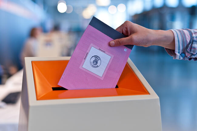 Bildet viser en stemme som legges i en stemmeurne.