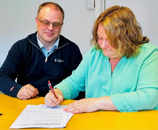 Ronny Amundsen, daglig leder Vesterålskraft bredbånd og Kine Anette Johnsen, kommunedirektør Bø kommune signerer kontrakt om bredbåndsutbygging