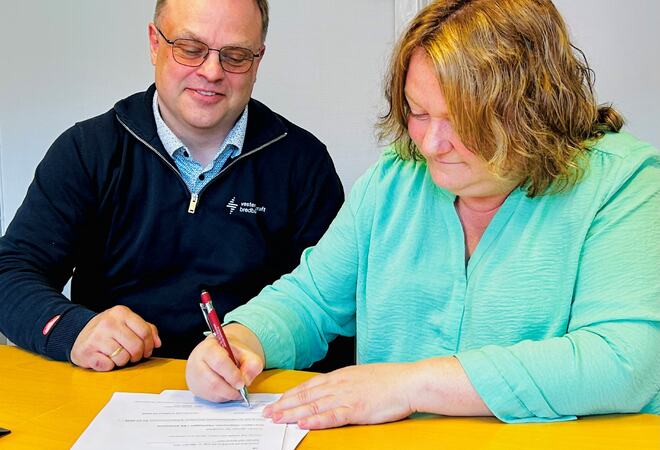 Ronny Amundsen, daglig leder Vesterålskraft bredbånd og Kine Anette Johnsen, kommunedirektør Bø kommune signerer kontrakt om bredbåndsutbygging