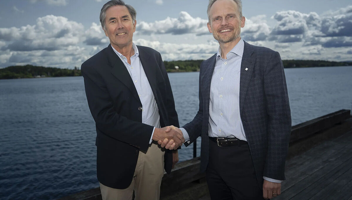 På bildet ser vi, fra venstre, Trond Hagen, adm. direktør i Aas-Jakobsen, og Egil Hogna, konsernsjef i Norconsult.