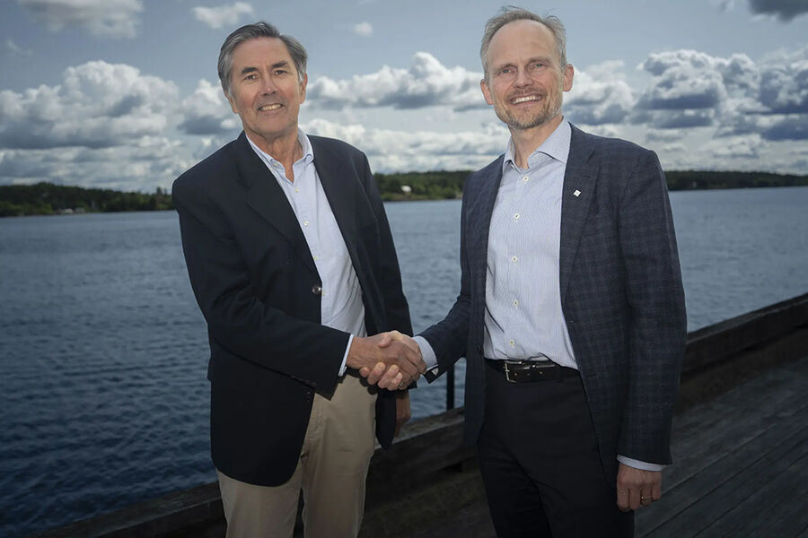 På bildet ser vi, fra venstre, Trond Hagen, adm. direktør i Aas-Jakobsen, og Egil Hogna, konsernsjef i Norconsult.