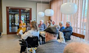 Publikum under åpningen av Hjertehagen
