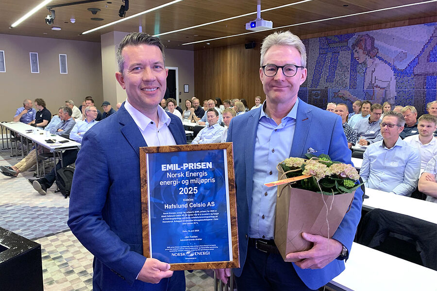 Hafslund Celsio AS ble tildelt EMIL-prisen 2025 på Norsk Energi sitt Årsmøte den 18. juni 2025. Truls Jemtland (til venstre) og Steffen Birkeland, begge fra Hafslund Celsio, mottok prisen. Foto: Hans Borchsenius/Norsk Energi.