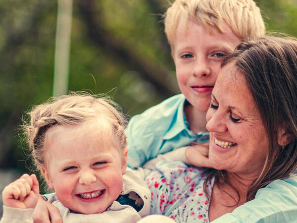 Familie som koser seg sammen ute