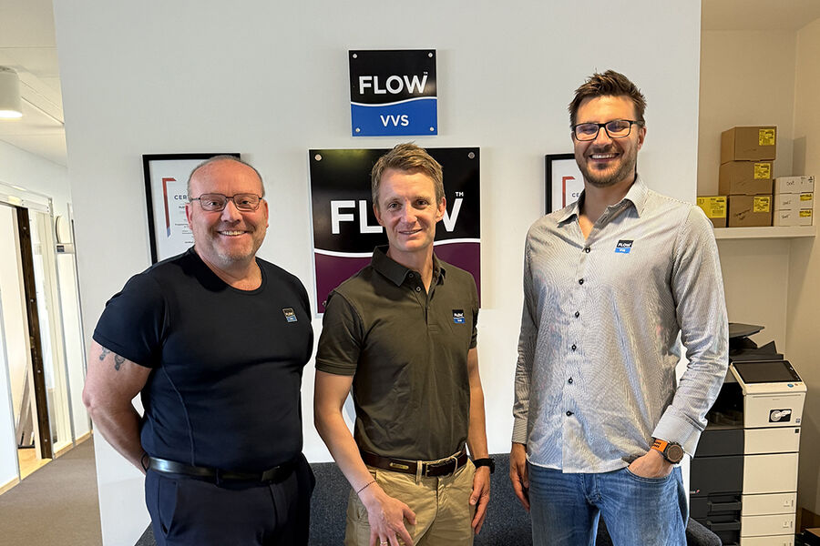 Markus Hauge-Espelien (i midten i bildet) er godt i gang i arbeidet som daglig leder for selskapene FLOW Trøndelag VVS, FLOW Klima Trøndelag og FLOW Elektro Midt-Norge. I tillegg til å spisse den faglige kompetansen ytterligere i hver av bedriftene, skal han, Frode Helmersen (til venstre i bildet) og Ronny Tiller, bidra til å hente mer synergier ut av gruppens tverrfaglighet.