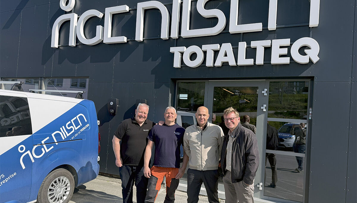 På bildet ser vi fra venstre, Tor Torbergsen (daglig leder Åge Nilsen AS), Leif Tore Wangberg (tillitsvalgt Åge Nilsen AS) Torkil Skancke Hansen (CEO Assemblin Caverion Norge) og Bjørn André Holmen (hovedeier Åge Nilsen AS). På bildet ser vi fra venstre, Tor Torbergsen (daglig leder Åge Nilsen AS), Leif Tore Wangberg (tillitsvalgt Åge Nilsen AS) Torkil Skancke Hansen (CEO Assemblin Caverion Norge) og Bjørn André Holmen (hovedeier Åge Nilsen AS).