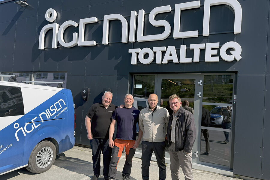 På bildet ser vi fra venstre, Tor Torbergsen (daglig leder Åge Nilsen AS), Leif Tore Wangberg (tillitsvalgt Åge Nilsen AS) Torkil Skancke Hansen (CEO Assemblin Caverion Norge) og Bjørn André Holmen (hovedeier Åge Nilsen AS).