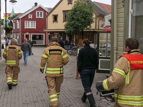 Brann og redning på befaring i gågata