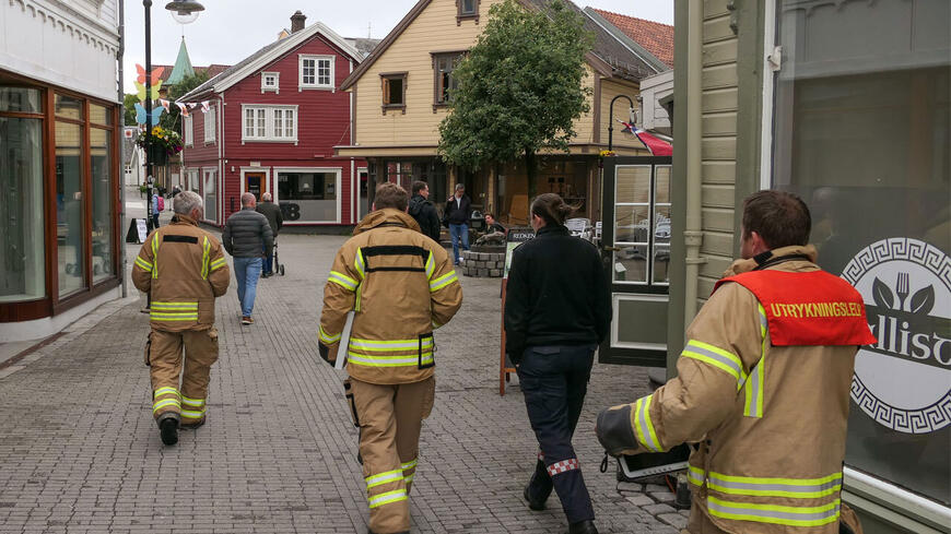 Brann og redning på befaring i gågata