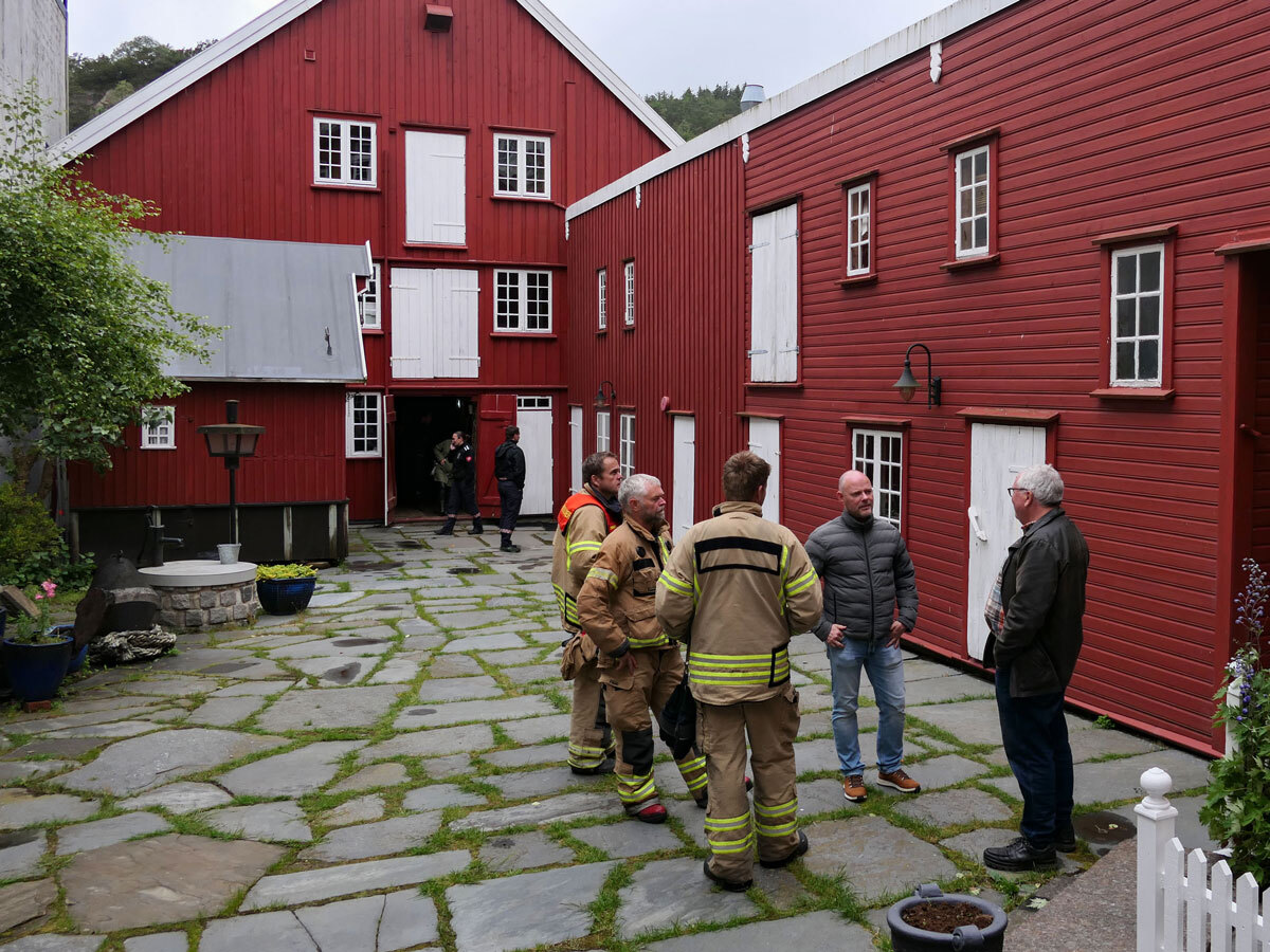 Befaringen samlet utenfor Feylingsbua