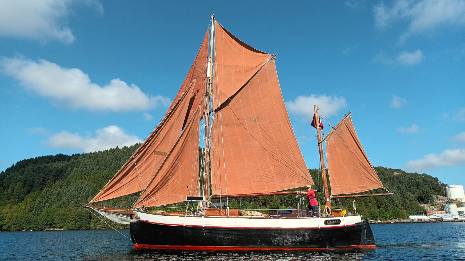 Seilskuta Amanda af Egersund på vei ut nordre sundet
