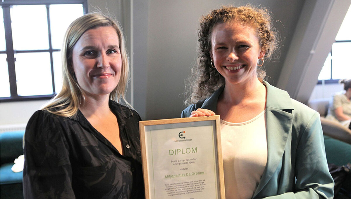 MDG, ved nestleder Ingrid Liland, mottok prisen for best politikk for energismarte boliger. Det ble avgjort 16. juni, under Energinettverkets kåring av partiprogrammene. Linda Ørstavik Öberg fra Huseierne overrak prisen. ALLE FOTO: Annette Bjørndalen Søreide, markeds- og kommunikasjonsleder Norsk Varmepumpeforening.