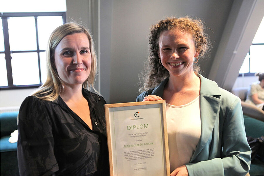 MDG, ved nestleder Ingrid Liland, mottok prisen for best politikk for energismarte boliger. Det ble avgjort 16. juni, under Energinettverkets kåring av partiprogrammene. Linda Ørstavik Öberg fra Huseierne overrak prisen. ALLE FOTO: Annette Bjørndalen Søreide, markeds- og kommunikasjonsleder Norsk Varmepumpeforening.