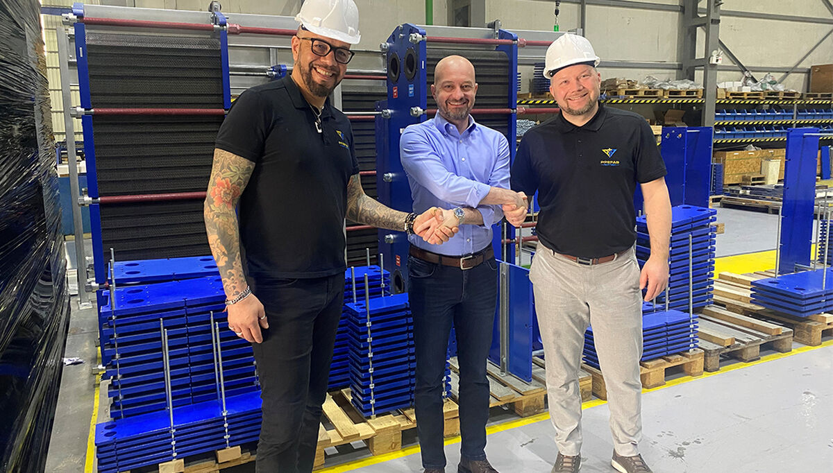 På bildet ser vi fra venstre: Odd Johan R. Dias, salgssjef i Prefab Partner, Arben Yabali, CEO i Ares PHE, Morten Gjedrem, daglig leder i Prefab Partner.