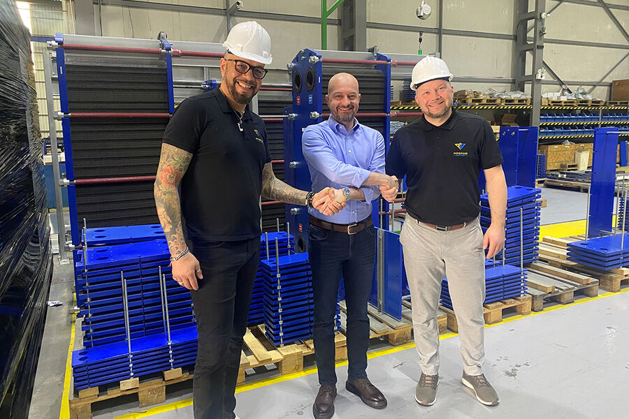 På bildet ser vi fra venstre: Odd Johan R. Dias, salgssjef i Prefab Partner, Arben Yabali, CEO i Ares PHE, Morten Gjedrem, daglig leder i Prefab Partner.