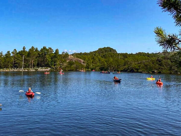 Vannbassengan med kanoer i vannet