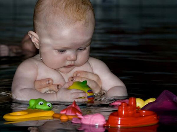 Babysvømming i basseng