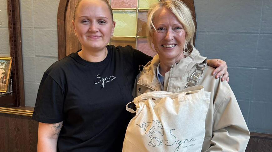 Ordfører sammen med leder av bedriften