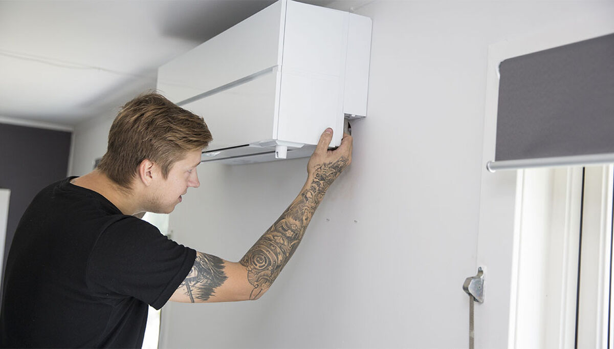 Montering av innedel til luft-til-luft varmepumpe. FOTO: Norsk Varmepumpeforening.