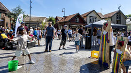Byfest på torget i Egersund i sol og fint vær