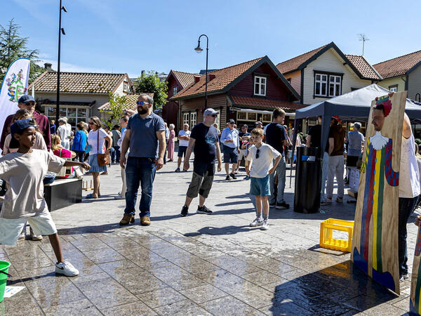 Byfest på torget i Egersund i sol og fint vær