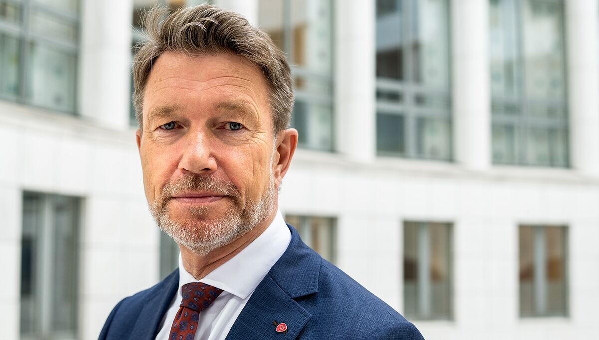 Energiminister Terje Aasland presenterte i mai detaljene i Norgespris-ordningen. Regjeringen bryter med viktige demokratiske prinsipper i behandlingen av Norgespris, mener artikkelforfatterne. Foto: Regjeringen
