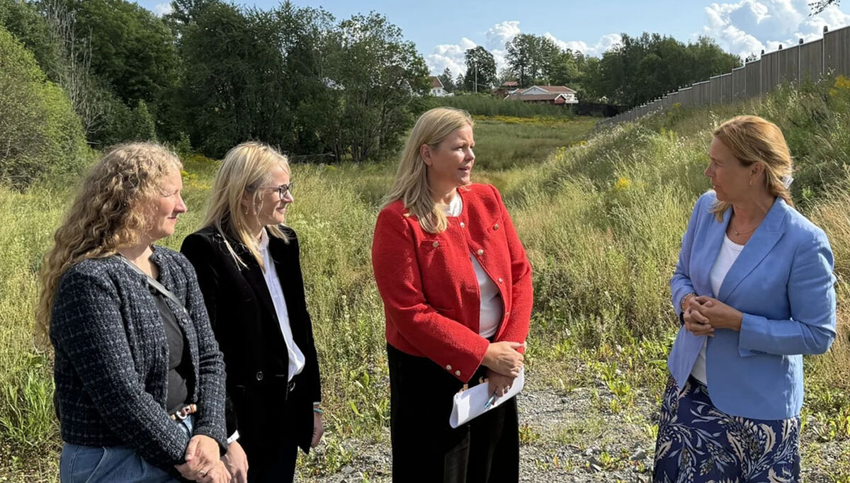 F.v. Leder for Finanskomiteen Tuva Moflag, Guro Hauge, KommunalministerKjersti Stenseng og Adm. direktør i JM Hilde Vatne på jordet i Folabruveien i Asker, hvor JM venter på å få ferdigregulert området for storstilt boligbygging. Foto: NHO Byggenæringen