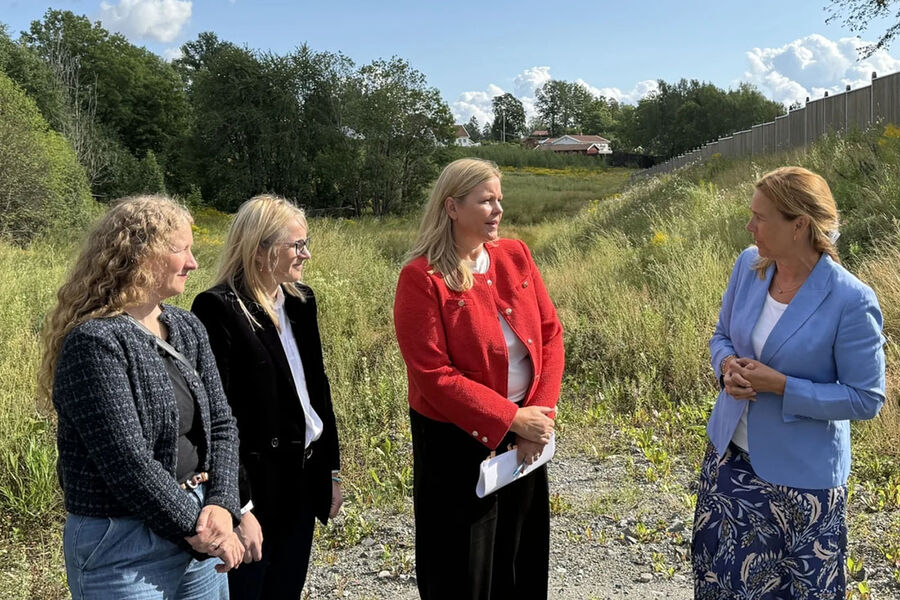 F.v. Leder for Finanskomiteen Tuva Moflag, Guro Hauge, KommunalministerKjersti Stenseng og Adm. direktør i JM Hilde Vatne på jordet i Folabruveien i Asker, hvor JM venter på å få ferdigregulert området for storstilt boligbygging. Foto: NHO Byggenæringen