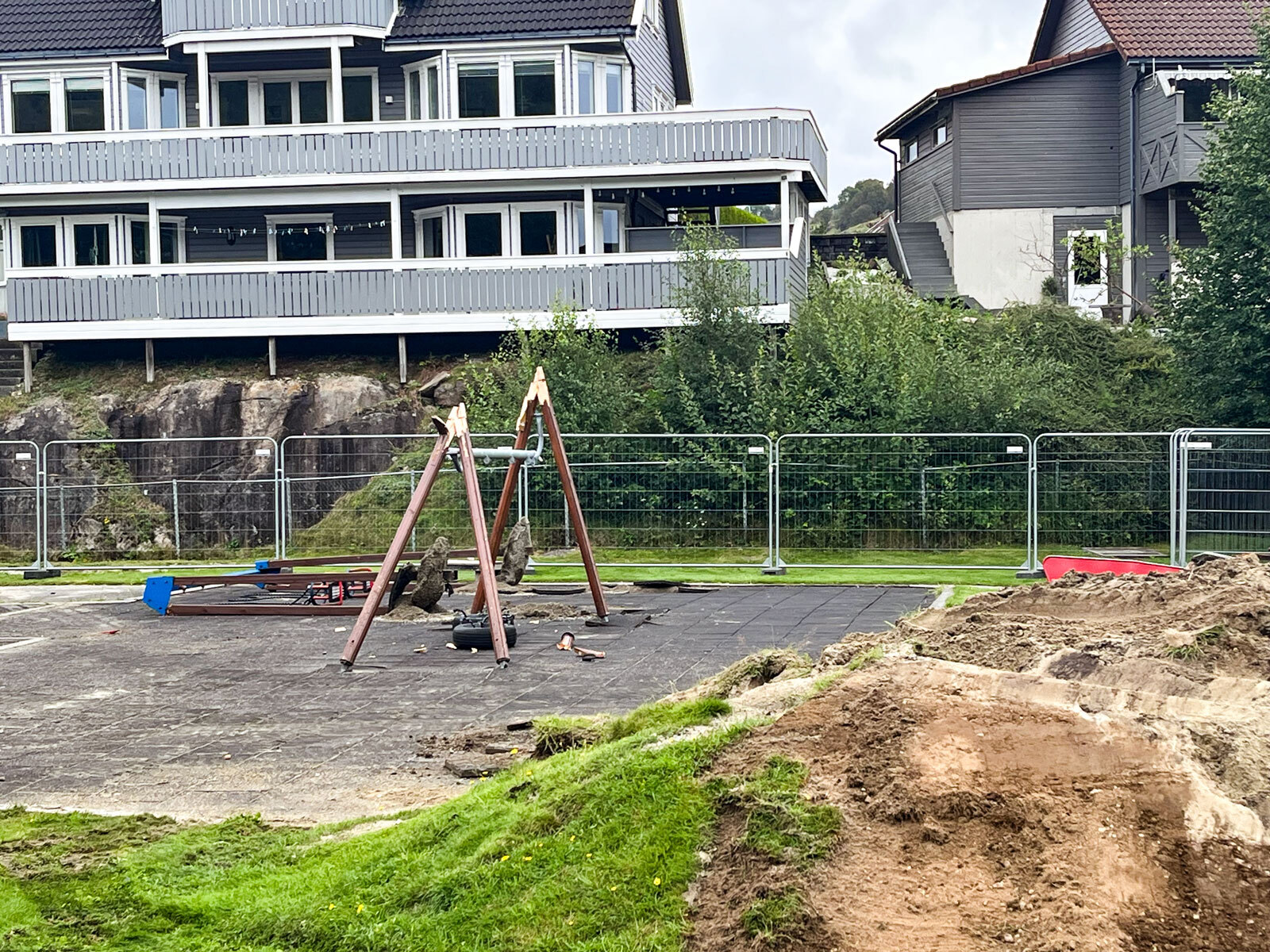 Den gamle lekeplassen som tas ned