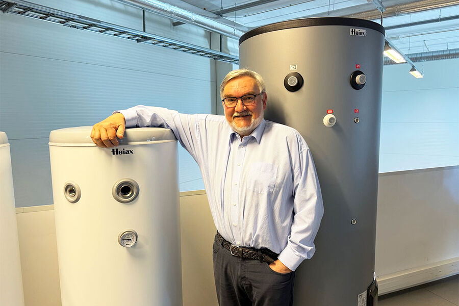 Arne Vold-Johansen trapper gradvis ned etter en 50 år lang yrkeskarriere – de 20 siste årene hos Høiax. Her ble han en sentral ressurs da selskapet tok steget fra å være en rendyrket varmtvannsberederprodusent til en systemleverandør, og har siden jobbet tett på utviklingen av nye produkter, godkjenninger og tilpasninger til eksportmarkedene.