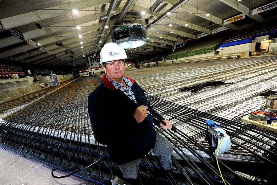 Leif Gunnar Hansen døde nylig. Her er rørleggeren og gründeren i Sparta Amfi under renoveringen av kjøleanlegget i 2012. En hall hans far Harald var med på bygge og som sto ferdig i 1963. Foto: Mats Duan