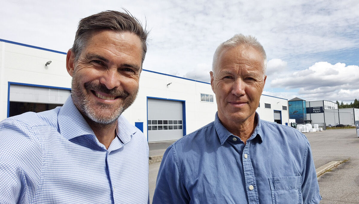På bildet ser vi fra venstre, adm. direktør Bjørn-Osvald Skandsen, og fabrikksjef Svein Erik Johansen i Systemair Norge. Begge mener de betydelige investeringene som har blitt gjort nå, og de senere årene, er med å styrke deres konkurransekraft i byggebransjen. og ventilasjonsmarkedet.