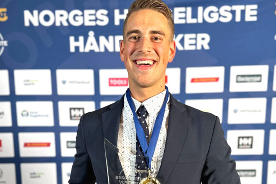 GJEVESTE PRIS. Vinneren av Norges Hyggeligste Håndverker 2025 ble kåret lørdag, og det ble rørlegger Dag Olav Håkedal fra Birkeland og rørleggerfirmaet Odd Håkedal AS . (Foto: NTB/David Lunde).