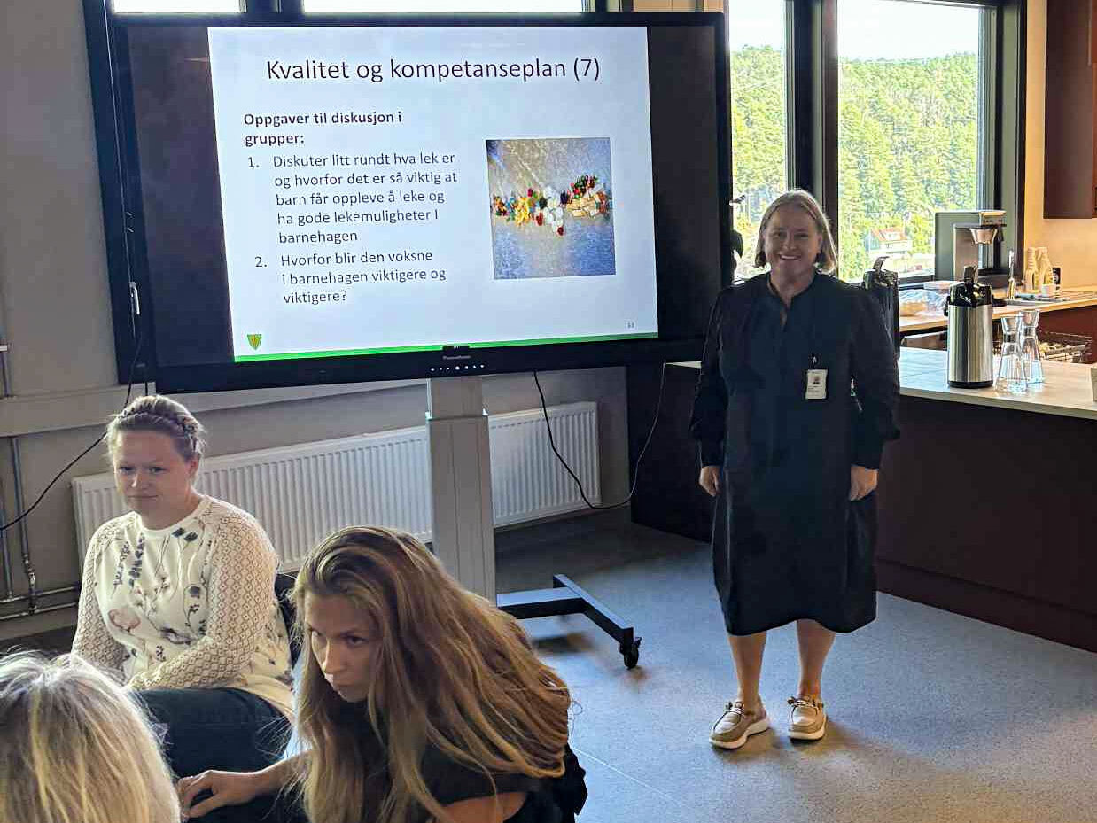 Ansatte i administrasjonen fra barnehage