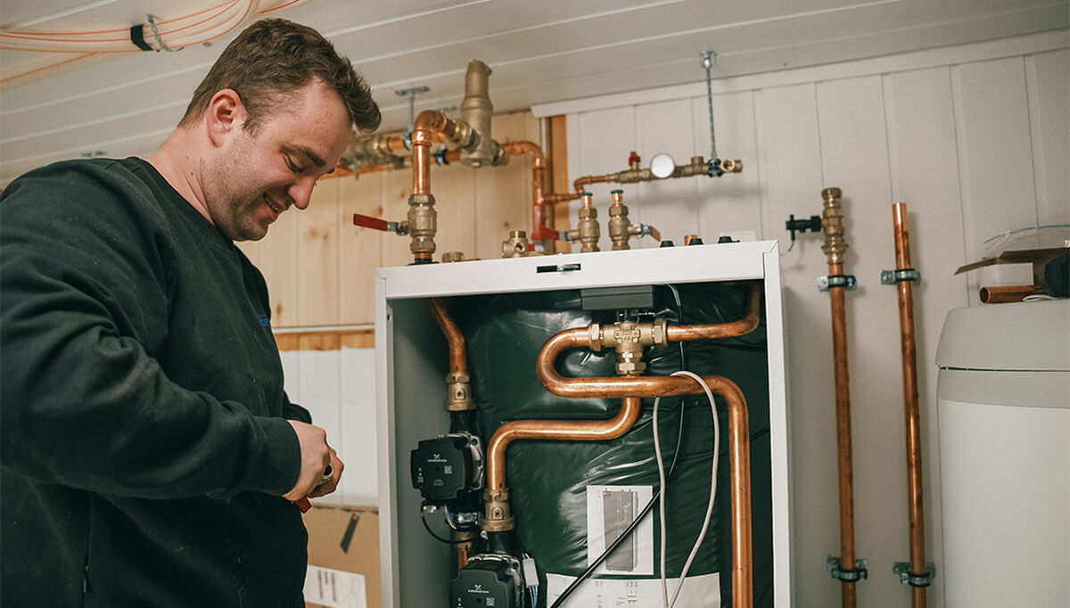Illustrasjonsfoto: Installasjon av akkumulatortank i enebolig. Foto: Enova