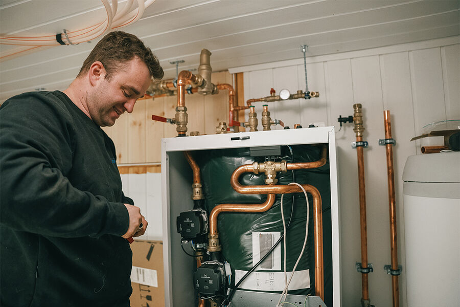 Illustrasjonsfoto: Installasjon av akkumulatortank i enebolig. Foto: Enova