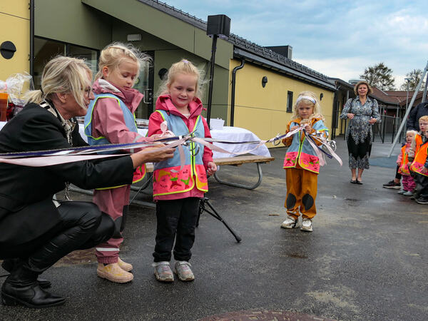 Ordfører klipper snora sammen med noen barn
