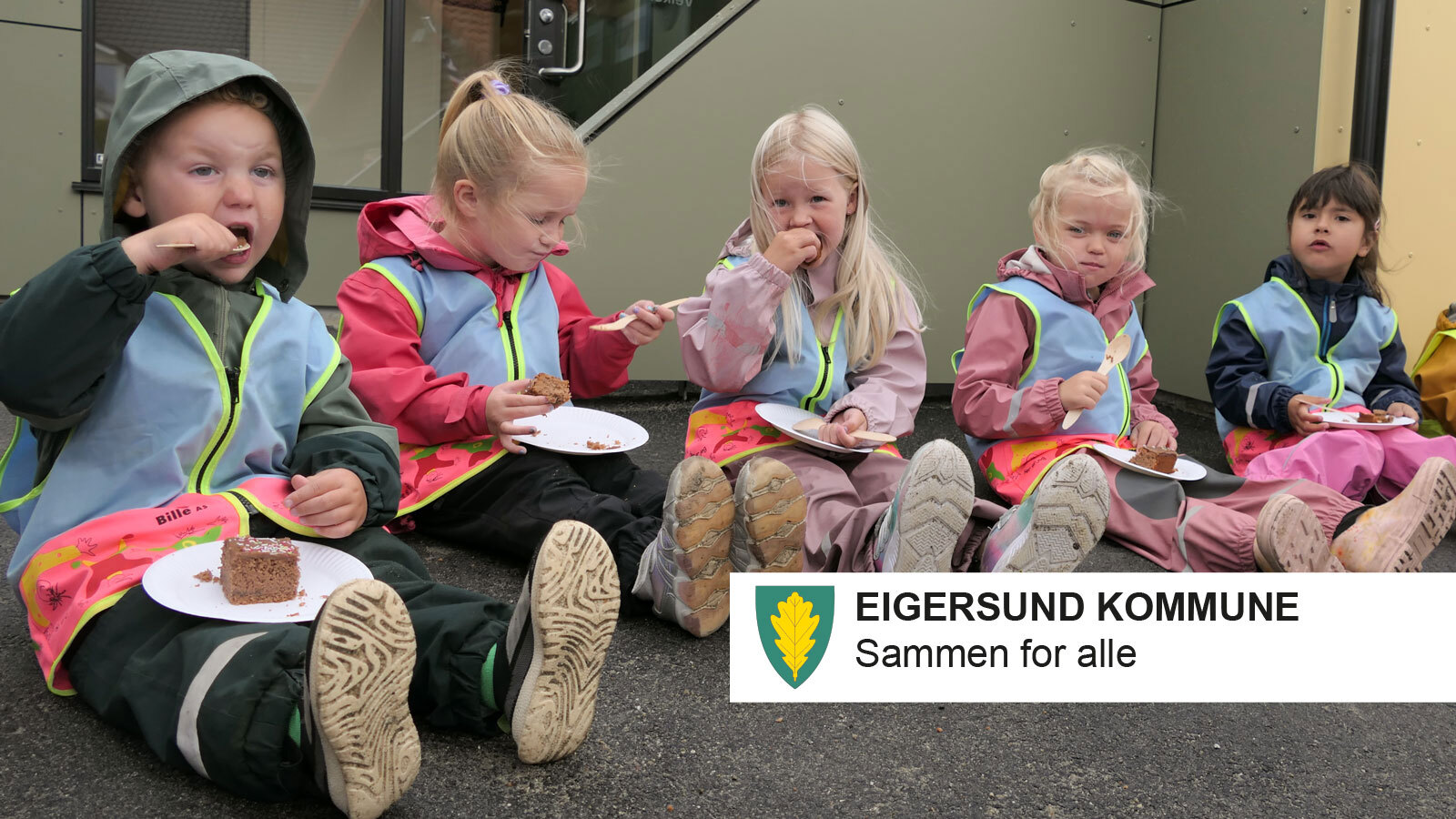 Barn som koser seg og spiser kake