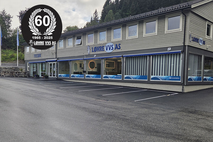I dag har Løhre VVS en flott butikk på Støren i Trøndelag. Den har de bygget opp over tid, og kan tilby folk i lokalmarkedet innbydende utstillinger. - Det er fortsatt mange som er interessert å komme i butikken, se produkter, og dette sammen med en god fagprat, gir de trygghet for å ta de riktige valgene i kjøp av VVS-produkter, sier Stein og Frank Løhre.
