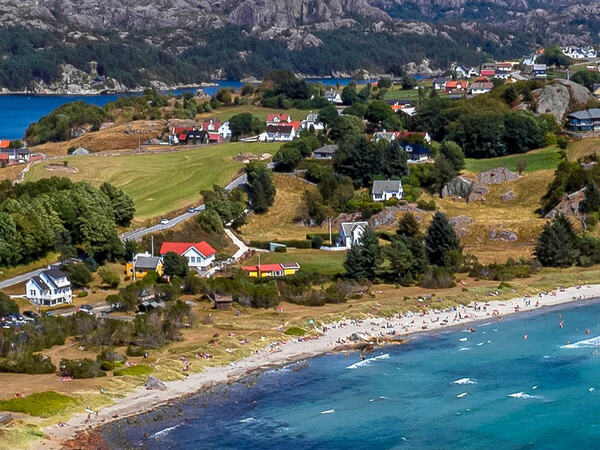 Dronefoto av Skadbersanden en sommerdag