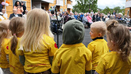 Livsglede med barn som synger for eldre