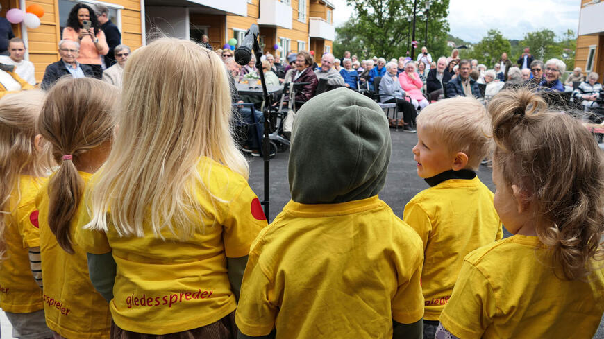 Livsglede med barn som synger for eldre